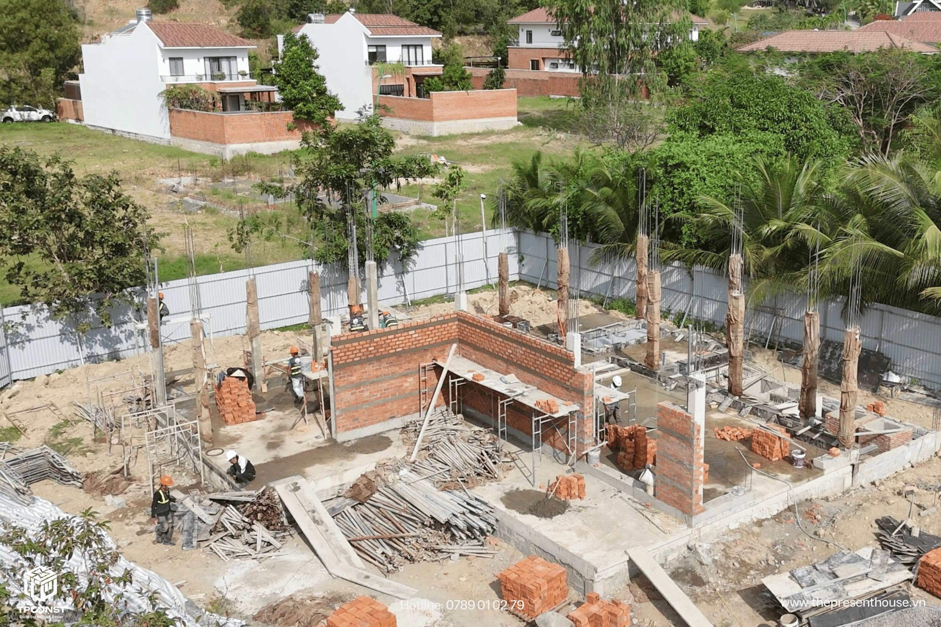 khoá ô cửa bằng bê tông cốt thép và giằng tường bê tông đều là những tiêu chuẩn xây dựng cao cấp mà TPConst áp dụng
