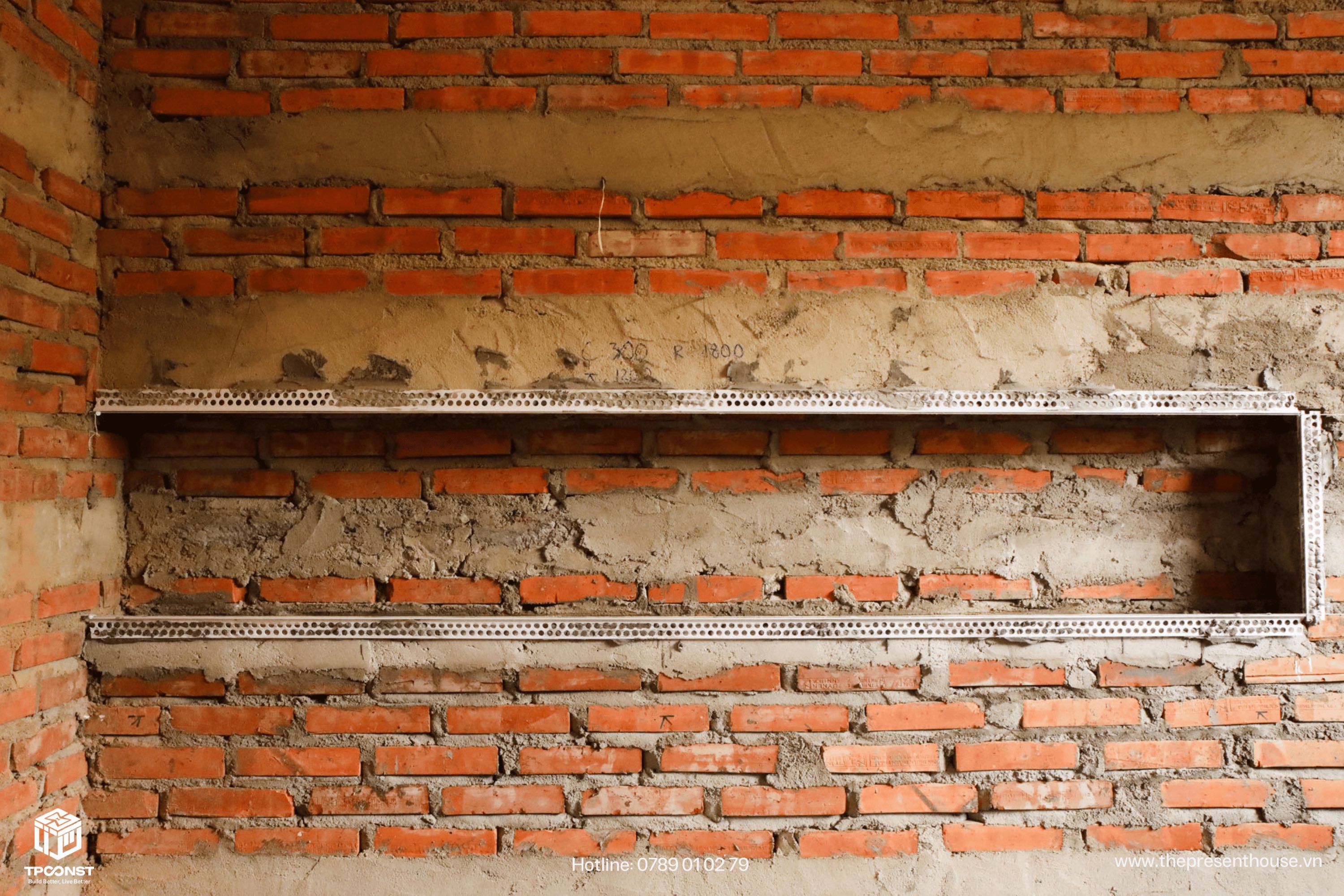 Sử dụng nẹp nhựa trong công tác tô tường là một trong những tiêu chuẩn thi công quan trọng tại TPConst 3